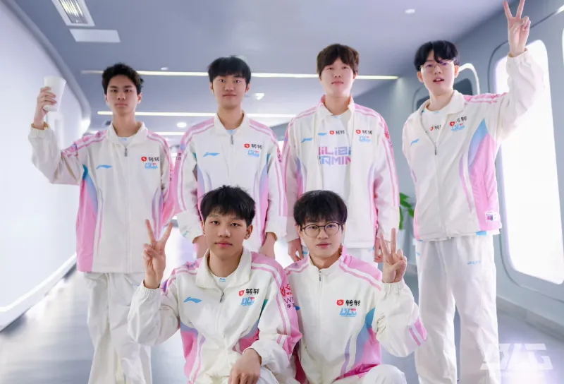 世界赛官网直连-战胜JDG后，BLG分享赛场合照：锋芒所向